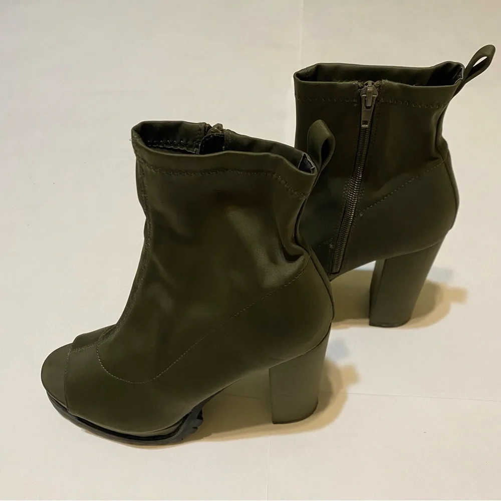 Lillian women’s peep open toe cutout chunky heel bootie. Size 10